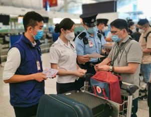 Police and immigration officers distribute leaflets at the airport warning travellers against employment fraud and other potential risks while overseas. Photo: Handout