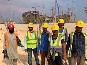 Workers in front of the Lusail stadium, in Doha, Qatar, which will be used in the 2022 World Cup - Tiago Leme/UOL - Tiago Leme/UOL